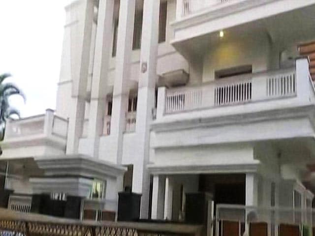 Video : Karnataka Minister Raids: Taxmen Seize Rs. 11 Crore Cash, Scan Property