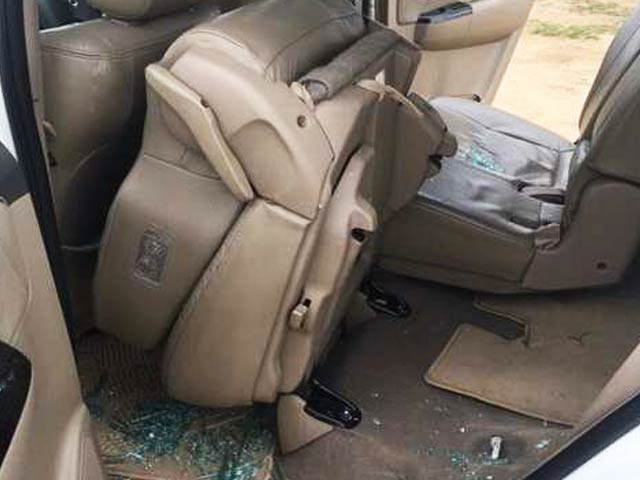 गुजरात: बनासकांठा में राहुल गांधी के काफिले पर पथराव