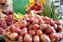 टमाटर के बाद प्याज की कीमतें रुलाएंगी आम आदमी को, तीन गुना बढ़े दाम टमाटर के बाद प्याज की कीमतें रुलाएंगी आम आदमी को, तीन गुना बढ़े दाम