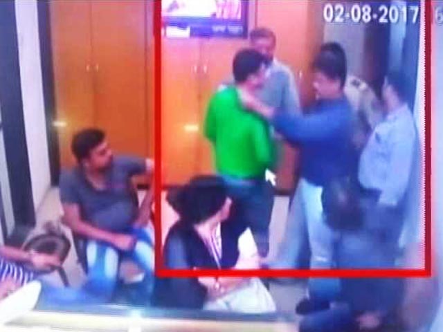 मुंबई : 24 लाख के हीरों की डकैती में दो पुलिसकर्मी गिरफ्तार