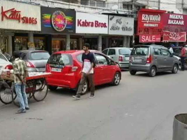 Videos : दिल्ली में पेनाल्टी पार्किंग में एक घंटे के 100 रुपये