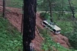 उत्तराखंड: भूस्खलन के चलते खाई में जा गिरी बस, सभी यात्री सुरक्षित उत्तराखंड: भूस्खलन के चलते खाई में जा गिरी बस, सभी यात्री सुरक्षित