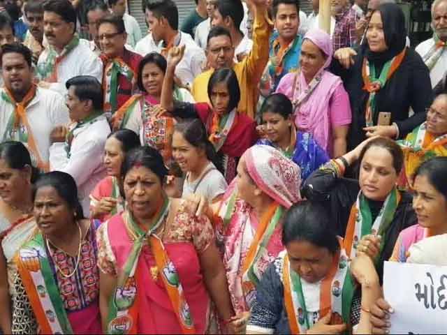 गुजरात में राहुल गांधी के काफिले पर हुए हमले पर राजनीतिक रस्साकशी