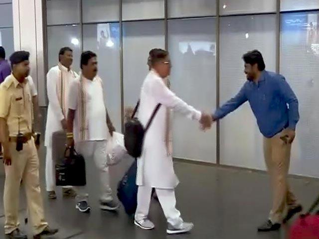 बेंगलुरु में रखे गए 44 कांग्रेस विधायक गुजरात लौटे