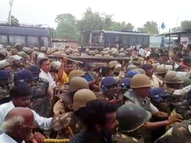 इंडिया 8 बजे: अनशन पर बैठीं मेधा पाटकर को पुलिस उठा ले गई