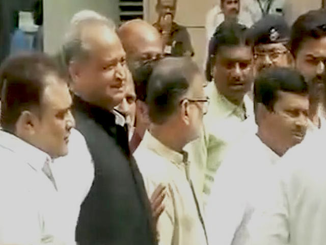 दांव पर है राजनैतिक जीवन की सबसे मुश्किल लड़ाई लड़ रहे अहमद पटेल की साख