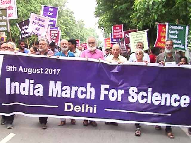 जंतर-मंतर पर जुटा वैज्ञानिक समुदाय