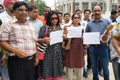 ग्रेटर नोएडा में धरने पर बैठे घर खरीददार ग्रेटर नोएडा में धरने पर बैठे घर खरीददार