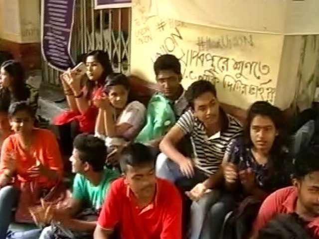 Jadavpur University Students Protest Mamata Banerjee's 'No Politics On Campus' Order