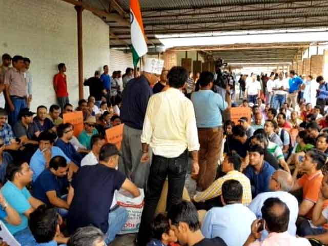 जेपी इन्फ्राटेक के दफ्तर पर फ्लैट खरीददारों का प्रदर्शन