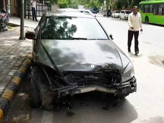 रफ़्तार का क़हर: दिल्ली में तेज रफ्तार मर्सडीज़ ने स्विफ़्ट कार को मारी टक्कर