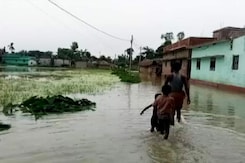 बिहार में बाढ़ के पानी के साथ बढ़ रहा है लोगों का गुस्सा बिहार में बाढ़ के पानी के साथ बढ़ रहा है लोगों का गुस्सा
