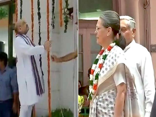 देखें अमित शाह और सोनिया गांधी ने कैसे फहराया तिरंगा