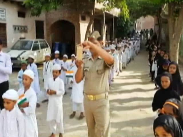Videos : मदरसों में भी फहराया गया तिरंगा, कुछ जगहों पर वीडियोग्राफी करती नजर आई पुलिस
