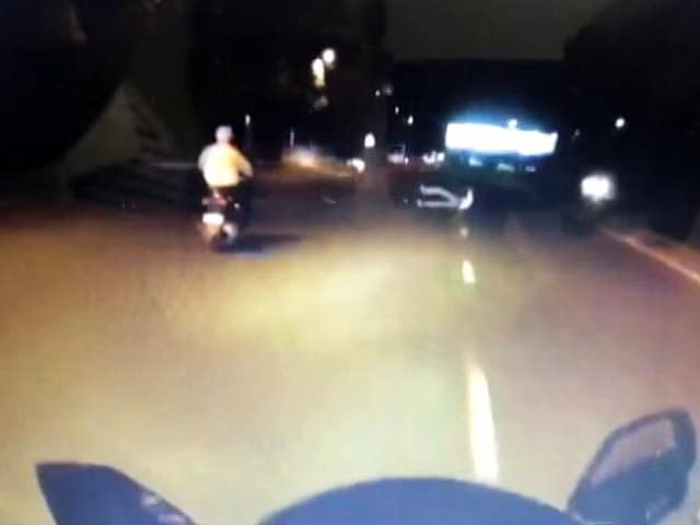 Videos : कैमरे में कैद: सुपर बाइक से रेस लगा रहे युवक की एक्सीडेंट में मौत