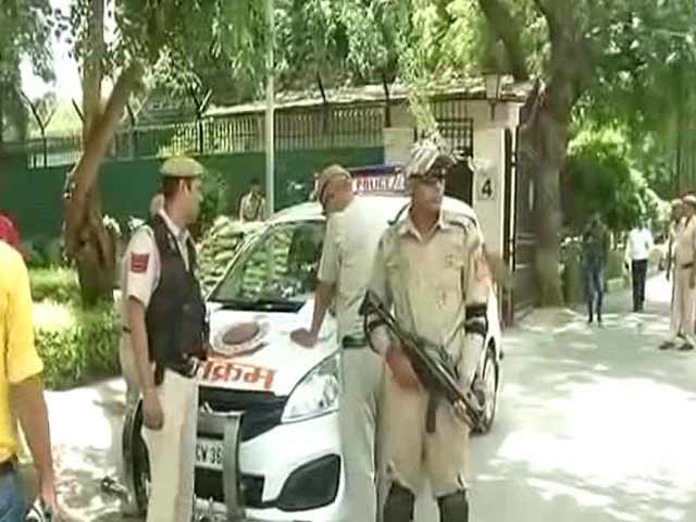Video : Bomb Threat At Delhi High Court, SWAT Teams, Fire Engines At Spot