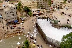 बेंगलुरु की बेलंदूर झील में एक बार फिर उठा जहरीला झाग बेंगलुरु की बेलंदूर झील में एक बार फिर उठा जहरीला झाग