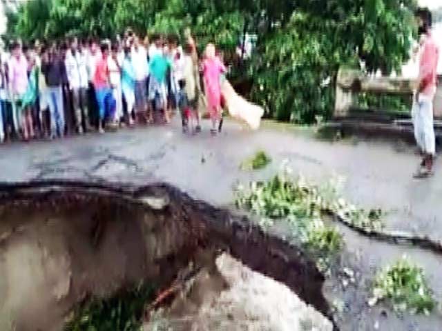 इंडिया 8 बजे: बिहार में बाढ़ से पुल धंसा, तीन लोग बहे