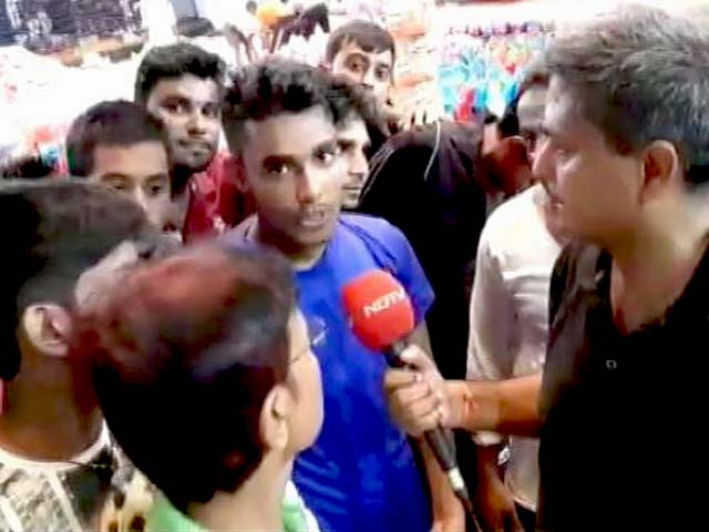 Ground Report: मोतिहारी में स्थानीय खिलाड़ी राहत सामग्री बनाने में जुटे