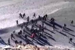 चीनी सैनिकों की पत्थरबाजी का वीडियो हुआ VIRAL चीनी सैनिकों की पत्थरबाजी का वीडियो हुआ VIRAL