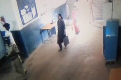 In Video, Prisoner VK Sasikala Seen Entering Bengaluru Jail With A Bag In Video, Prisoner VK Sasikala Seen Entering Bengaluru Jail With A Bag