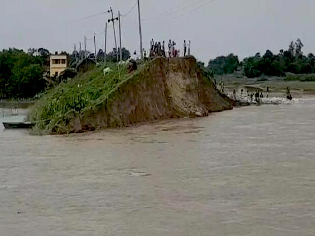 बिहार: कमला बलान तटबंध में दरार