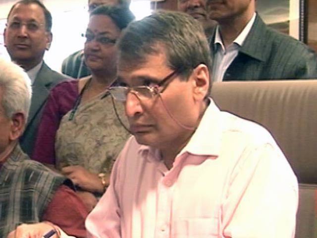 इंडिया 8 बजे : रेल मंत्री सुरेश प्रभु की हो सकती है छुट्टी