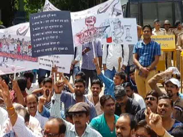 मुंबई में सिने कर्मचारियों की हड़ताल जारी