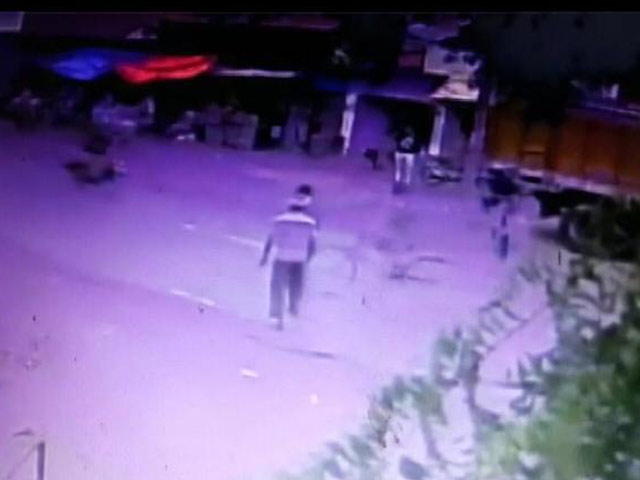 युवक ने तलवार से काटा लड़की का हाथ, CCTV में कैद हुई घटना