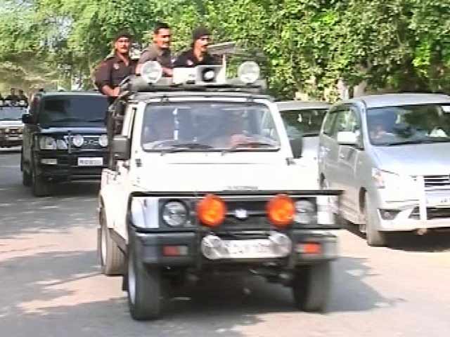 Videos : 400 गाड़ियों के काफिले के साथ बाबा राम रहीम सिरसा से पंचकूला के लिए रवाना