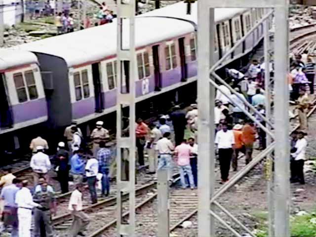 Videos : मुंबई लोकल ट्रेन के 4 डिब्बे पटरी से उतरे, 4 घायल