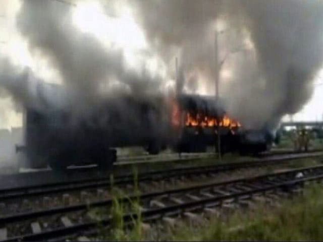 Videos : डेरा समर्थकों ने आनंद विहार में ट्रेन के दो डिब्बे जलाए