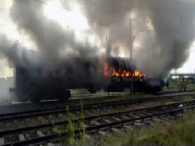 डेरा समर्थकों ने आनंद विहार में ट्रेन के दो डिब्बे जलाए