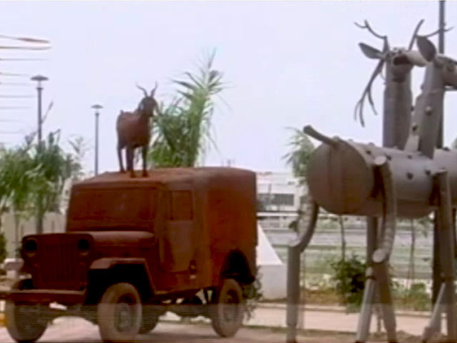 NDTV-डेटॉल बनेगा स्वच्छ इंडिया अभियान: स्क्रैप हो रहा मूर्तियों में तब्दील