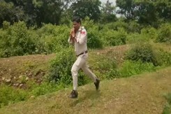 Schoolkids Watching, Cop Ran With 10 Kg Bomb On His Shoulder For 1 km Schoolkids Watching, Cop Ran With 10 Kg Bomb On His Shoulder For 1 km