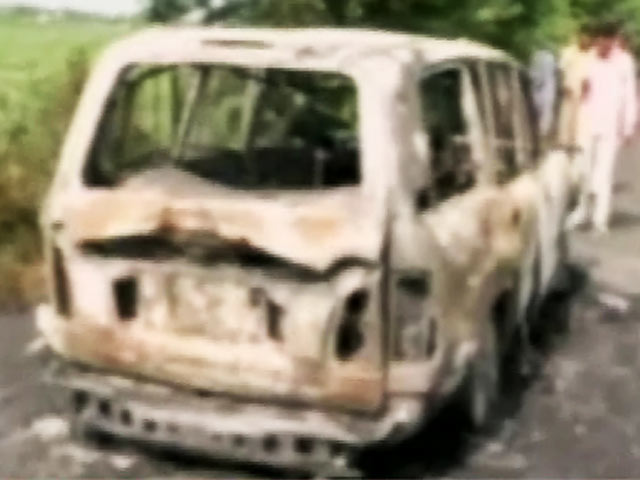 Videos : सिरसा में डेरा समर्थकों ने लक्जरी कार में लगाई आग