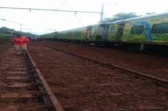 मुंबई आ रही दुरंतो एक्सप्रेस के 9 एसी डिब्बे पटरी से उतरे मुंबई आ रही दुरंतो एक्सप्रेस के 9 एसी डिब्बे पटरी से उतरे