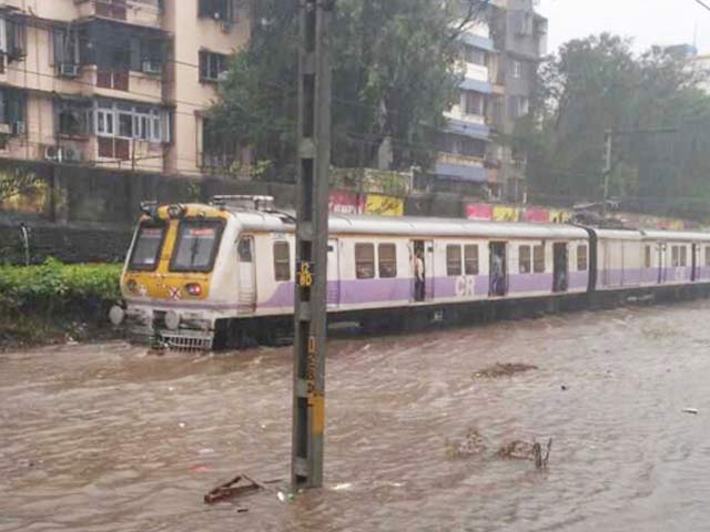 इंडिया 8 बजे : मुंबई में 26 जुलाई 2005 के बाद पहली बार इतनी बारिश