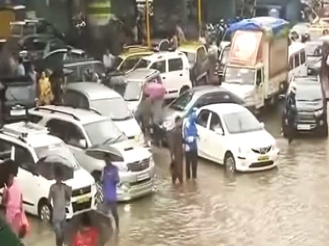 नेशनल रिपोर्टर: मुंबई में एक दिन में 300 मिमी बारिश