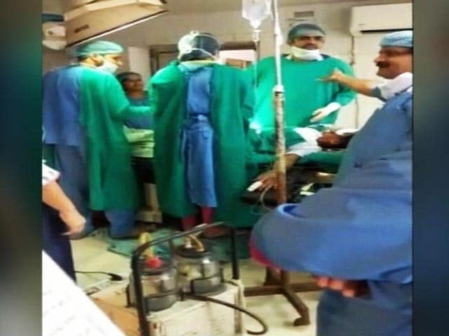 Video : ऑपरेशन टेबल पर पड़ी गर्भवती की सर्जरी के दौरान आपस में लड़ने लगे डॉक्टर, बच्चे की मौत