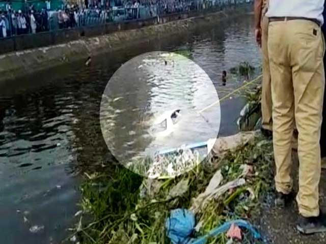 दिल्ली: गाजीपुर में कूड़े का पहाड़ धंसा, 2 की मौत