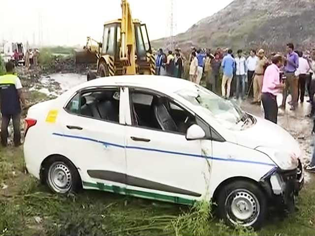 बड़ी खबर: दिल्ली के गाजीपुर में कूड़े का पहाड़ धंसा, 2 लोगों की मौत