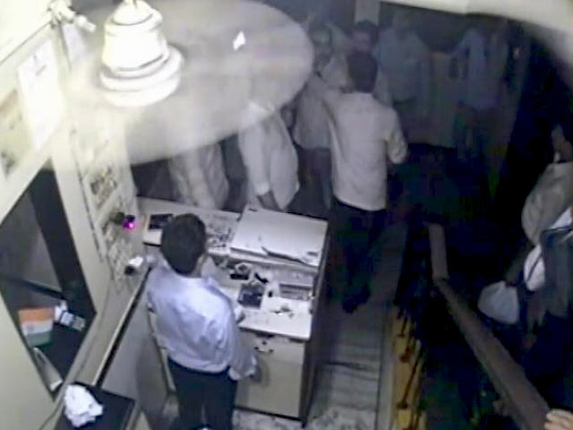 ठाणे में सीसीटीवी में कैद हुई पुलिस की गुंडागर्दी