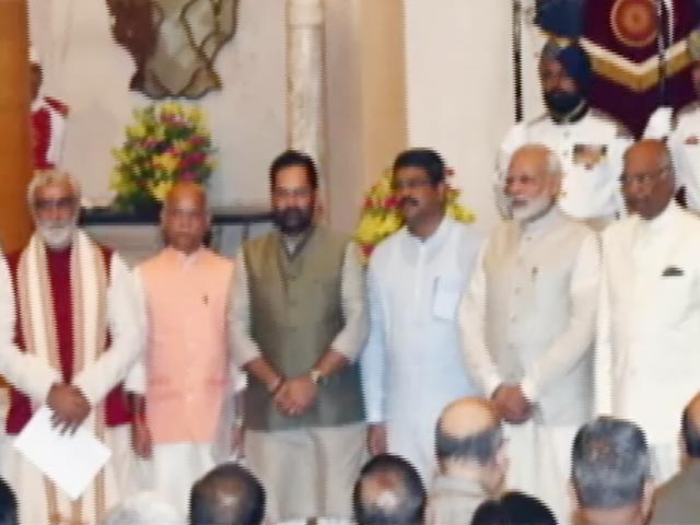 मोदी मंत्रिमंडल में चार पूर्व नौकरशाह भी शामिल