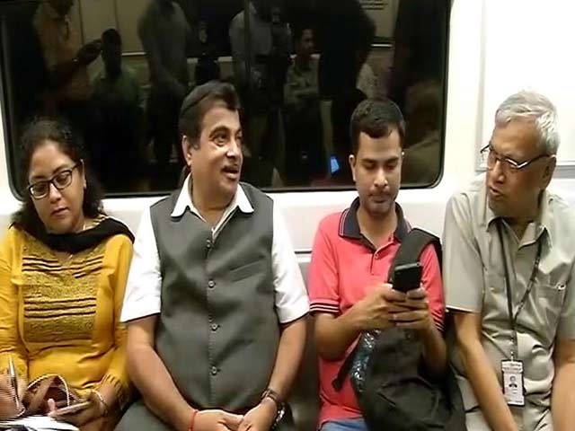 केंद्रीय मंत्री नितिन गडकरी ने किया मेट्रो में सफर