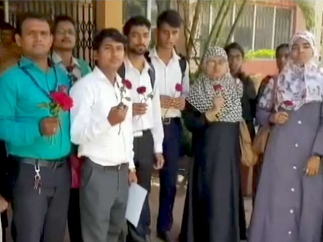 मुंबई यूनिवर्सिटी के नतीजों में गलतियां, छात्रों ने फूल बांटकर जताया विरोध