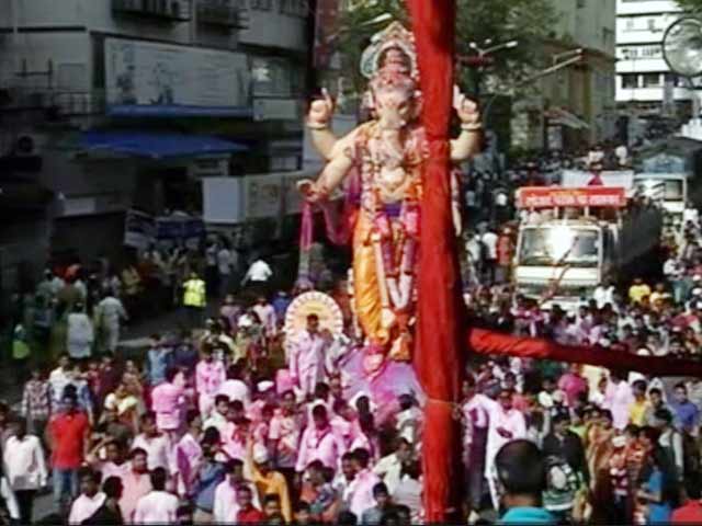 देशभर में धूम रही गणपति विसर्जन की, 'गणपति बप्पा मोरिया' के नारों से गूंजा आसमान