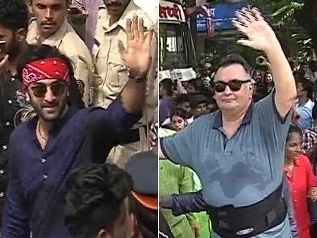 बॉलीवुड के बाप्पा का विसर्जन: कपूर परिवार ने सड़कों पर उतर कर मनाया गणेशोत्सव