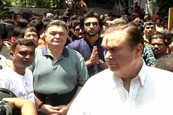 Watch: Kapoor Family At RK Studio's Ganesh Visarjan Watch: Kapoor Family At RK Studio's Ganesh Visarjan