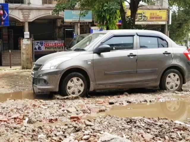 यूपी की सड़कों का सच, तलाब बने सड़कों के गड्ढे